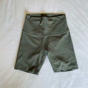 Lululemon like new Wunder train shorts size 4